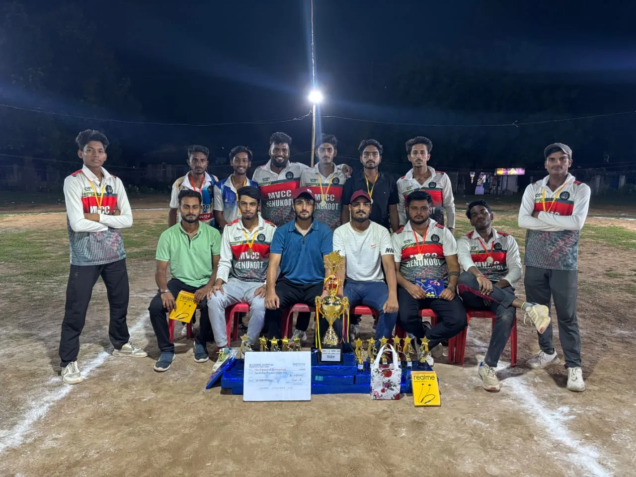 नाइट क्रिकेट प्रतियोगिता में रेनुकूट कीं रूसिकाष्टा ब्रेनकोर्ट ने मारी बाज़ी ।