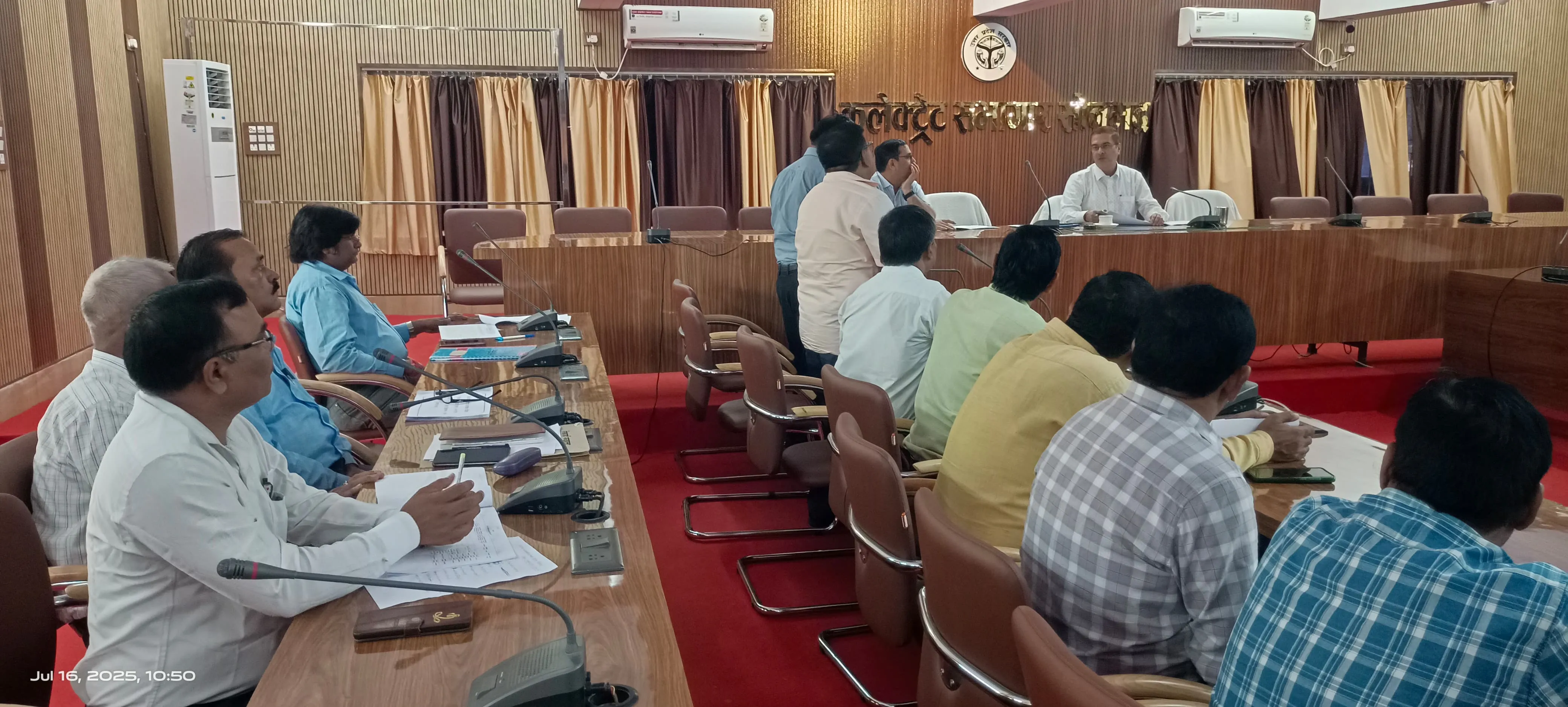 जिलाधिकारी ने की चकबंदी विभाग की मासिक समीक्षा बैठक ,समयबद्ध निस्तारण पर जोर