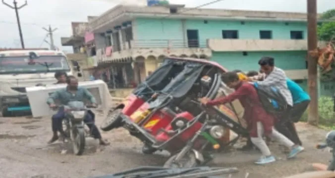 अनपरा-शक्तिनगर मार्ग पर भीषण सड़क हादसा टोटो पलटा, एक महिला सहित चार घायल जर्जर सड़कों पर फूटा जनता का गुस्सा
