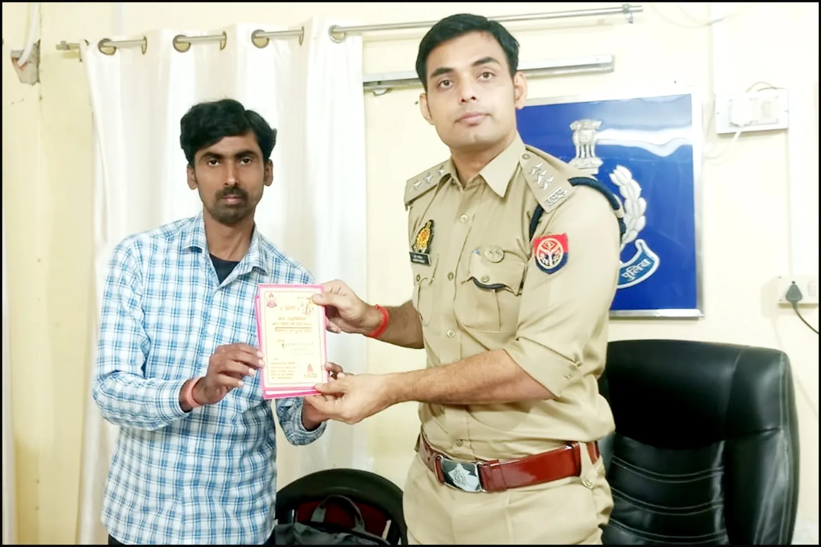 ओबरा में महाकाल सेवा समिति द्वारा शिव बारात का भव्य आयोजन ,क्षेत्राधिकारी हर्ष पाण्डेय को दिया गया निमंत्रण