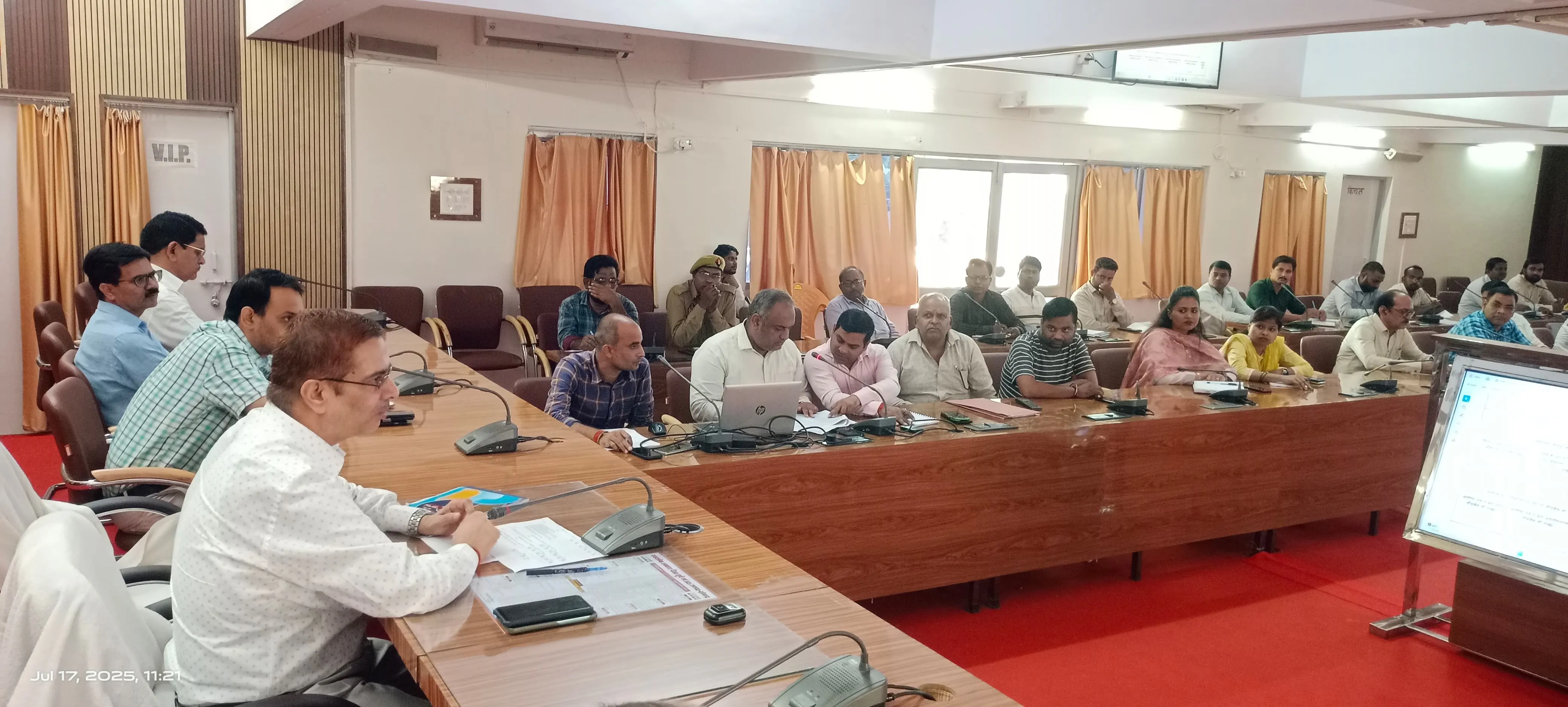 जिलाधिकारी  की  अध्यक्षता में  जनसुनवाई समाधान पोर्टल पर जन शिकायतों के त्वरित एवं गुणवत्ता पूर्ण निस्तारण हेतु अधिकारियों के साथ बैठक सम्पन्न 