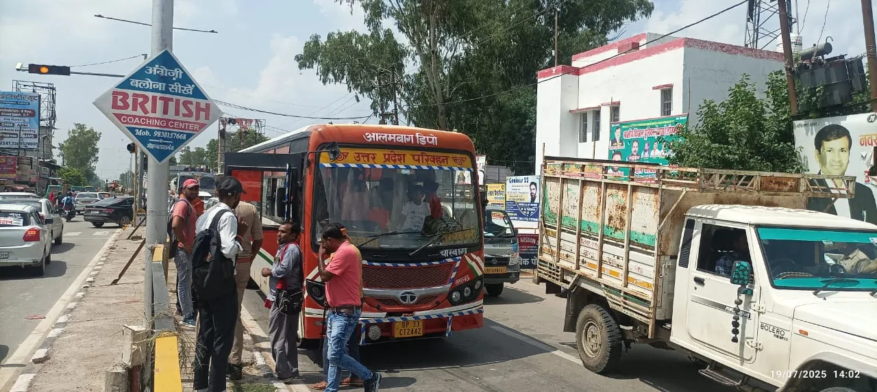 तहसील गेट के पास रोडवेज बस का टायर फटा, भीषण हादसा टला