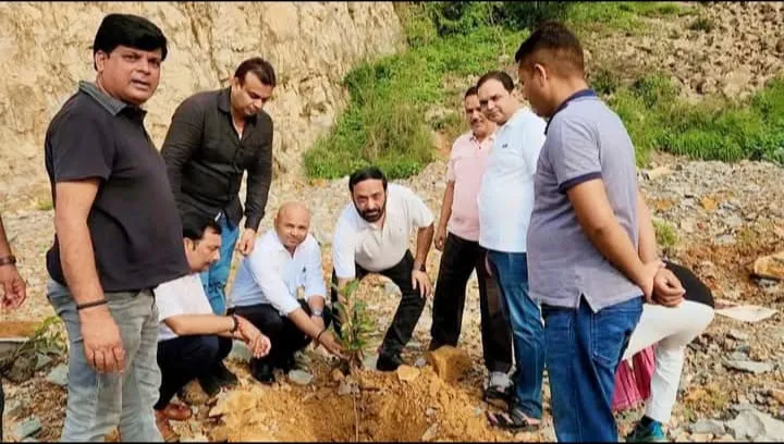 सोनभद्र के डाला में एक पेड़ मां के नाम अभियान श्री महादेव इंटरप्राइजेज ने किया 3000 पौधों का रोपण