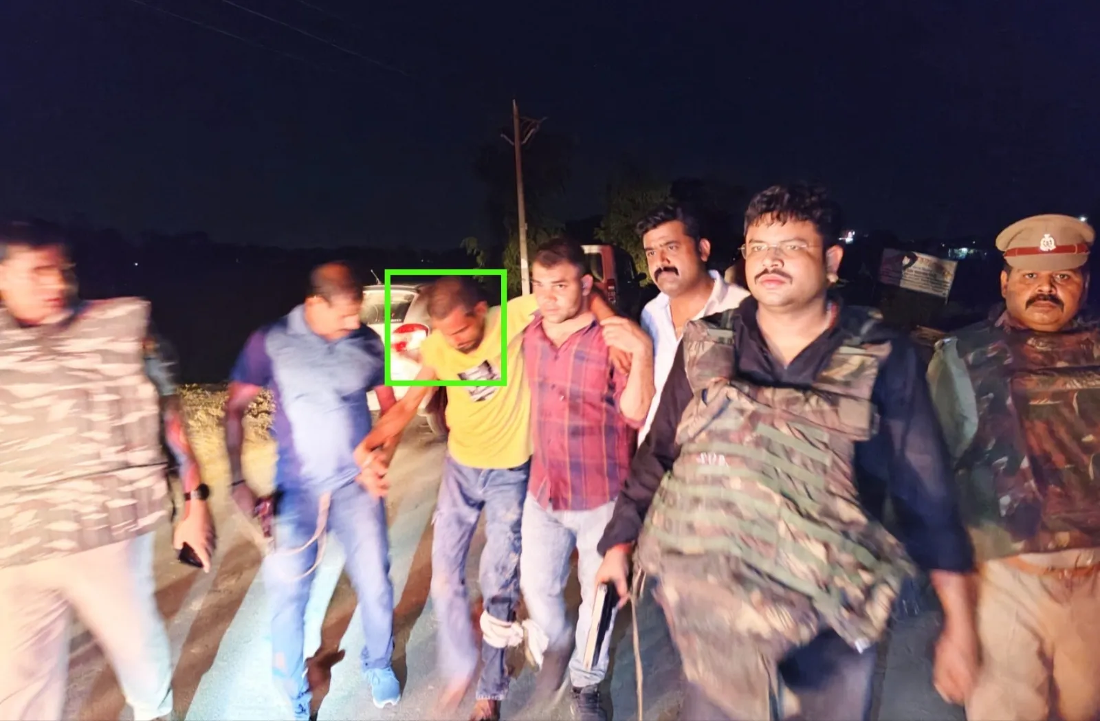 पुलिस मुठभेड़ में 25 हजार का इनामी ,शातिर चोर के पैर में लगी गोली गिरफ्तार