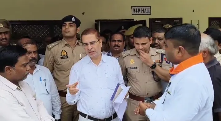 ओबरा में मजदूरों की बकाया भुगतान को लेकर डीएम से मिलने पहुंचे अपना दल एस के जिलाध्यक्ष अंजनी पटेल
