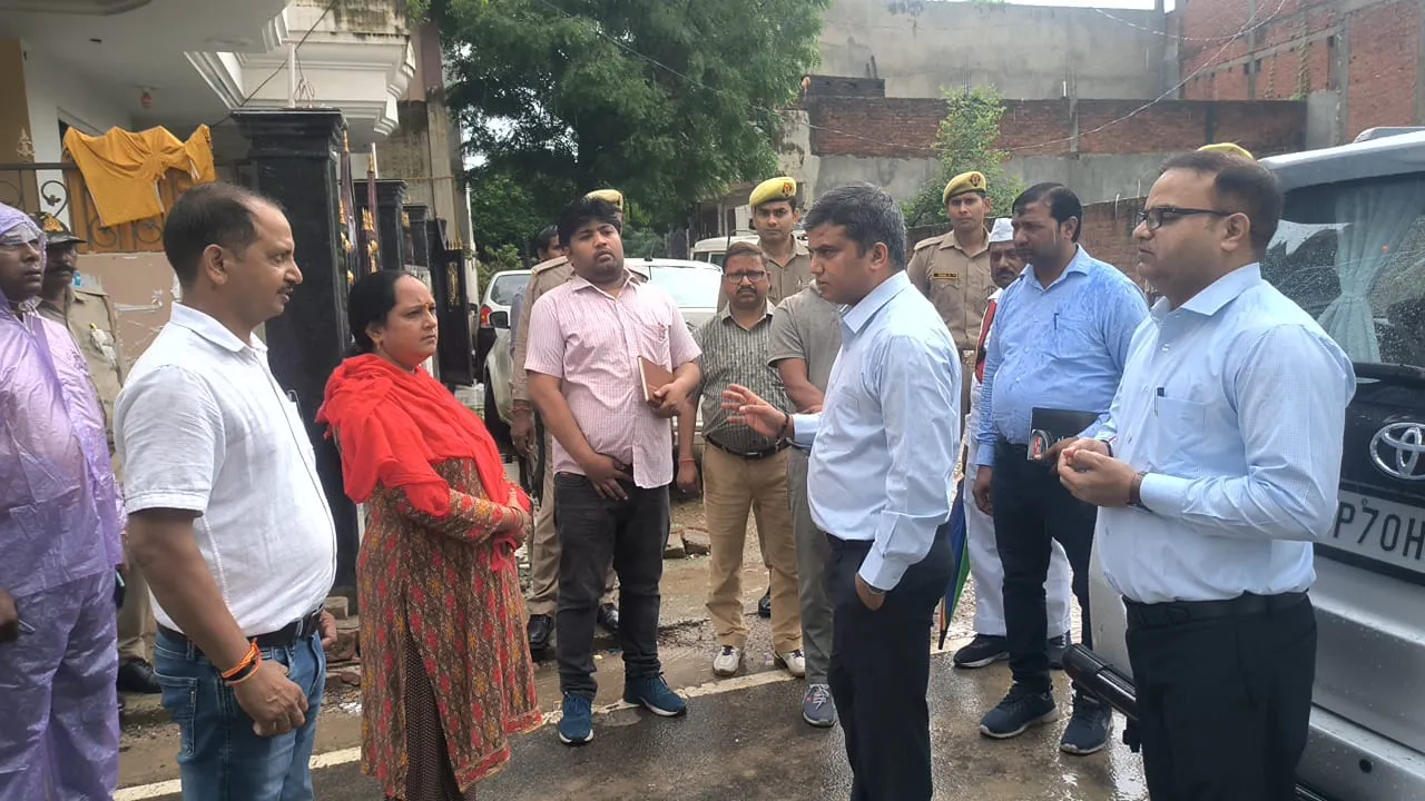 जिलाधिकारी मनीष कुमार ने फाफामऊ एवं बाढ़ से प्रभावित हुए क्षेत्रों का दौरा किया और सभी संबंधित अधिकारियों को आवश्यक दिशा-निर्देश दिए ।