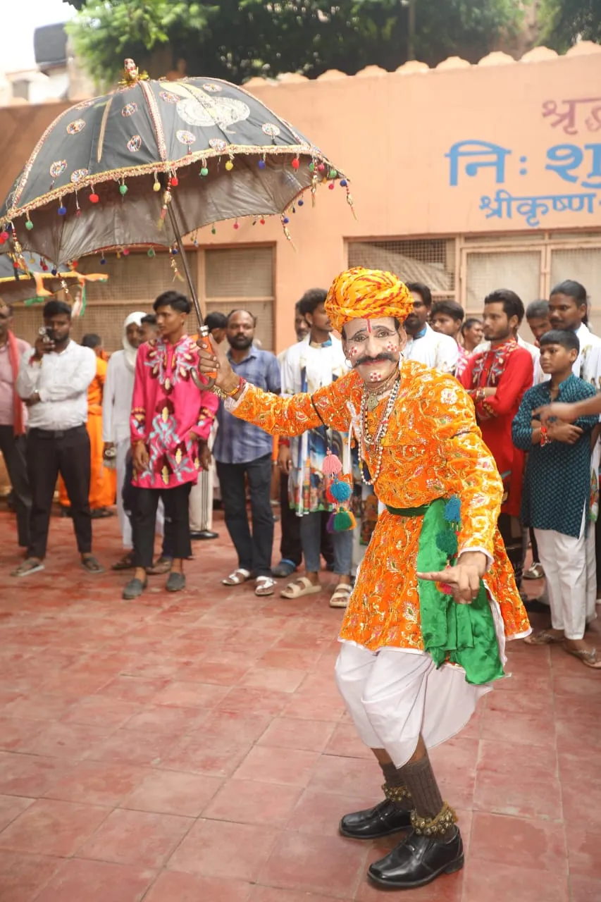 बांसुरी की धुन तो कहीं ढोल नगाड़ों की आवाज से गूंजी कन्हैया की नगरी