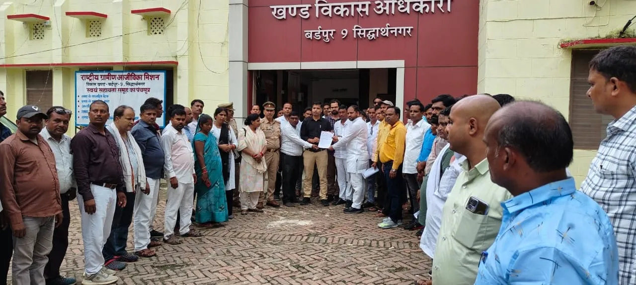 सिद्धार्थनगर - बर्डपुर ब्लाक मुख्यालय पर  ग्राम रोजगार सेवकों का चल रहा धरना/ प्रदर्शन खत्म