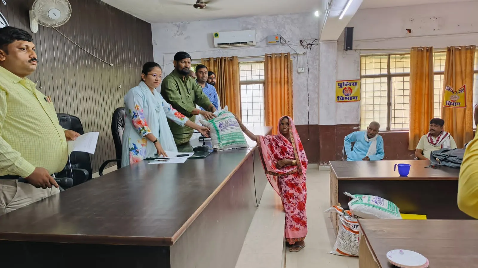 मा0 विधायक दीनानाथ भास्कर ने बाढ़ प्रभावित गांवों का भ्रमण कर वितरित किया बाढ़ राहत सामग्री 