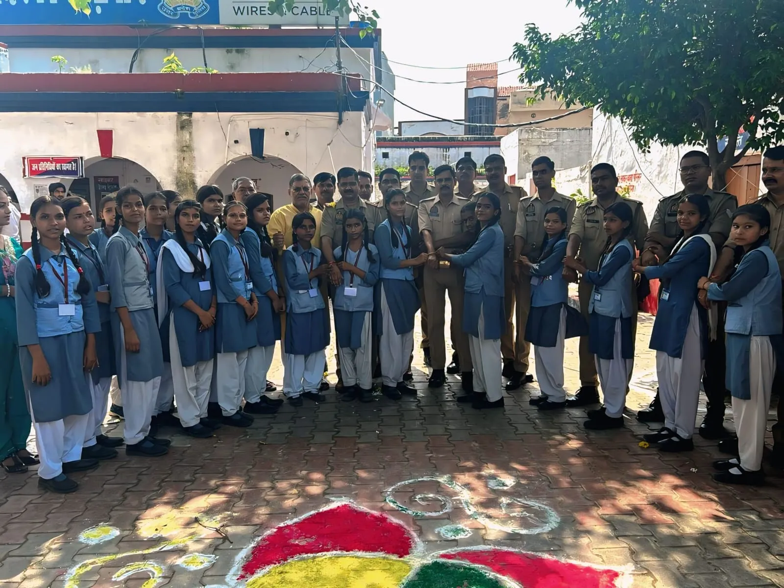 सरस्वती शिशु मन्दिर विद्यालय की छात्राओ ने स्थानीय थाने में थानाध्यक्ष व वहां उपस्थित पुलिस स्टाफ को रक्षा सूत्र बाँधे
