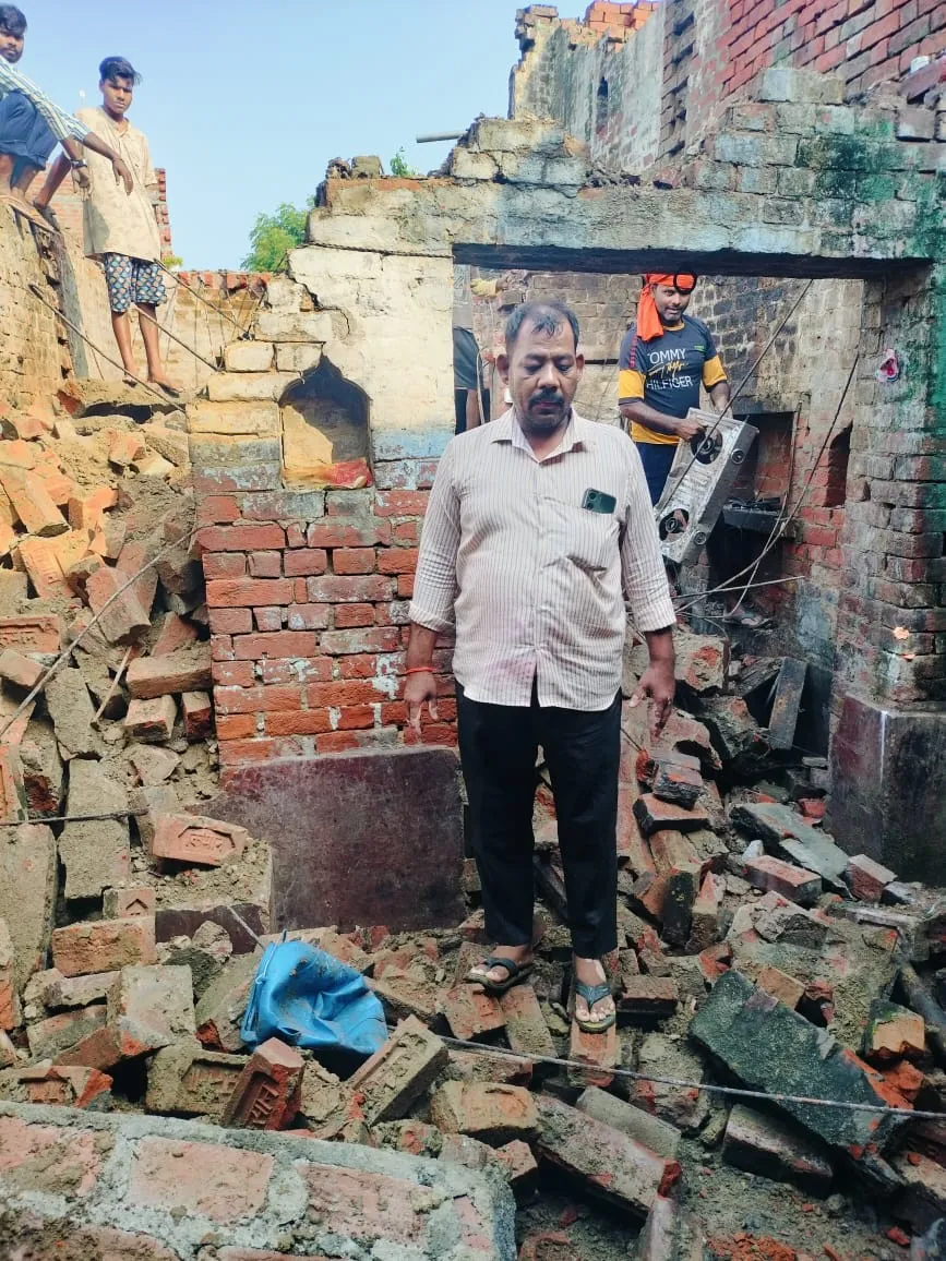 नगराम के बहरौली में भारी बारिश से कच्चा मकान गिर कर ढ़ेर 