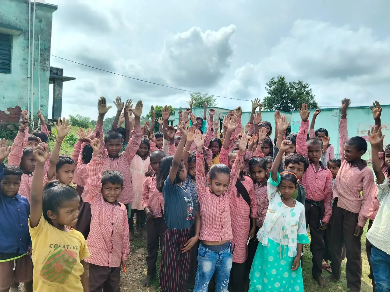 सोनभद्र के कोन में जल संकट बच्चों और ग्रामीणों ने किया प्रदर्शन