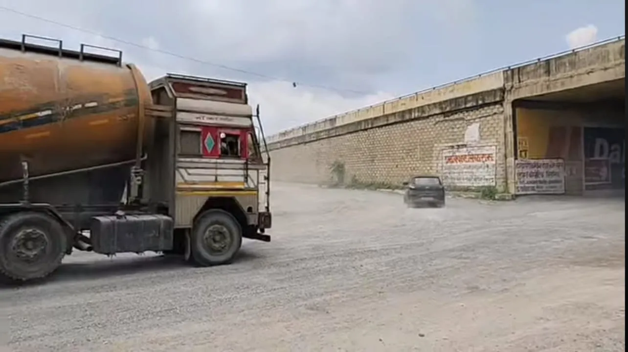 सोनभद्र, ओबरा स्टेट हाईवे अपने बदहाली पर आँसू बहा  रहा है,  लोगों ने किया टोल शुल्क वृद्धि का विरोधाभास