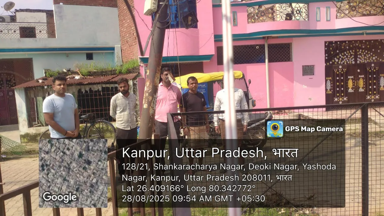 रस्सियों के सहारे टिका है झुका बिजली का खम्भा 