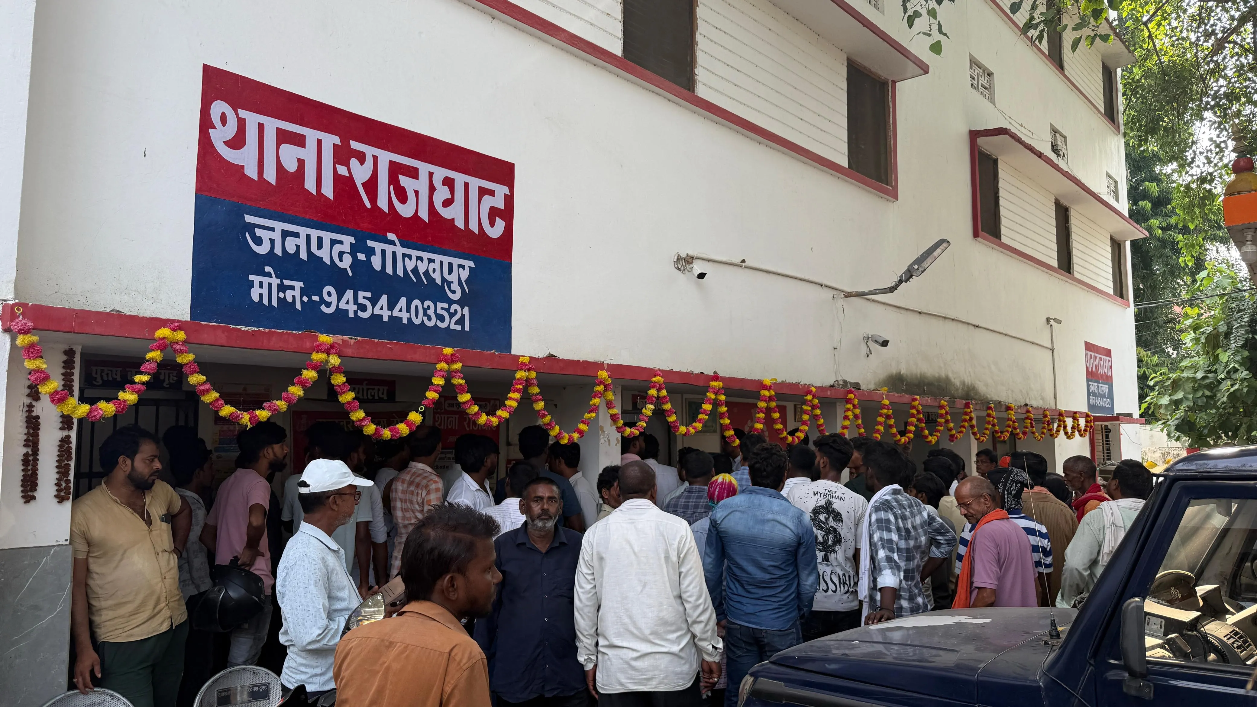 पार्षद पर सुपरवाइजर की पिटाई का आरोप, सफाई कर्मियों ने कामकाज ठप कर थाने का घेराव