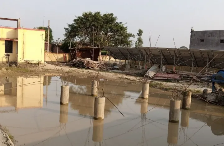  ठेकेदार अधूरी टंकी छोड़कर हुआ गायब, ग्रामीणों में भारी आक्रोश गांव में निकला हुआ दूभर 