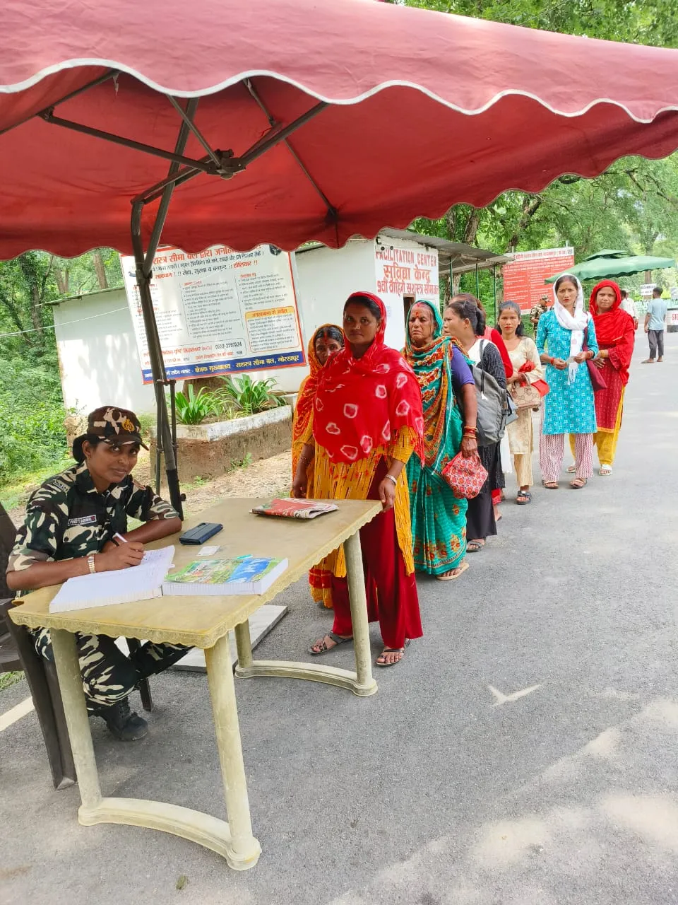 नेपाल से खरीदारी करने पहुंचे लोग, सीमा पर कड़ी जांच के बाद मिली एंट्री