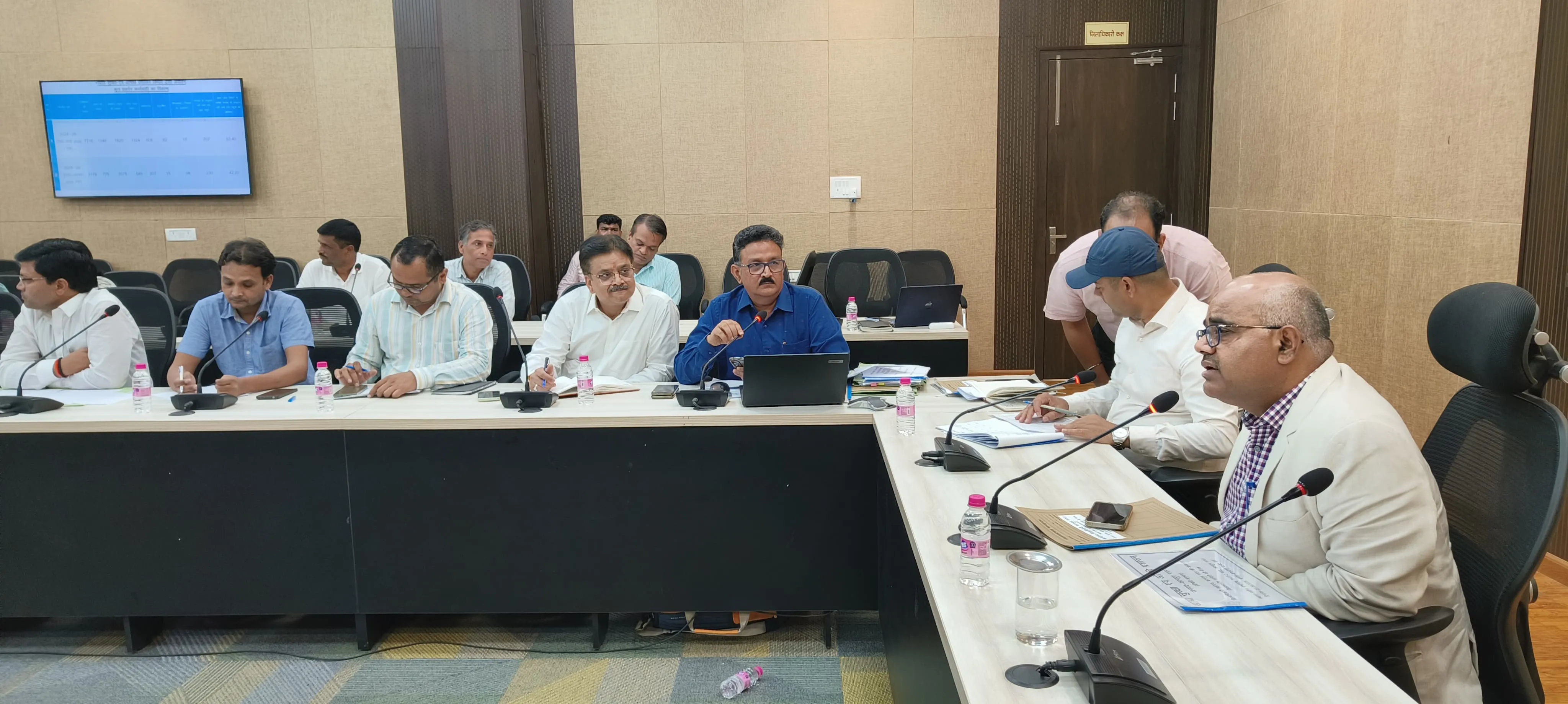 मिलावटखोरों पर कसेगा शिकंजा, डीएम ने लगाई अफसरों को फटकार