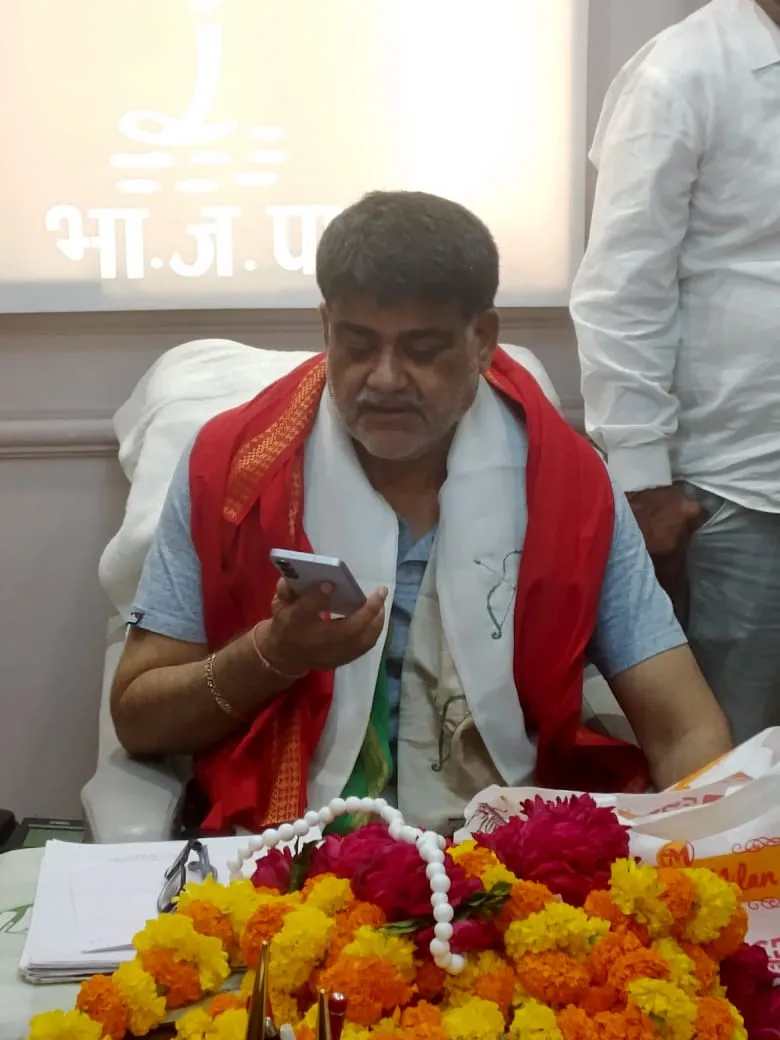 जो पूरा खानदान अपराधी और माफिया गिरी में सल्लिप्त हो वह सुरक्षा का घड़ियाली आंसू बहा रहा है।