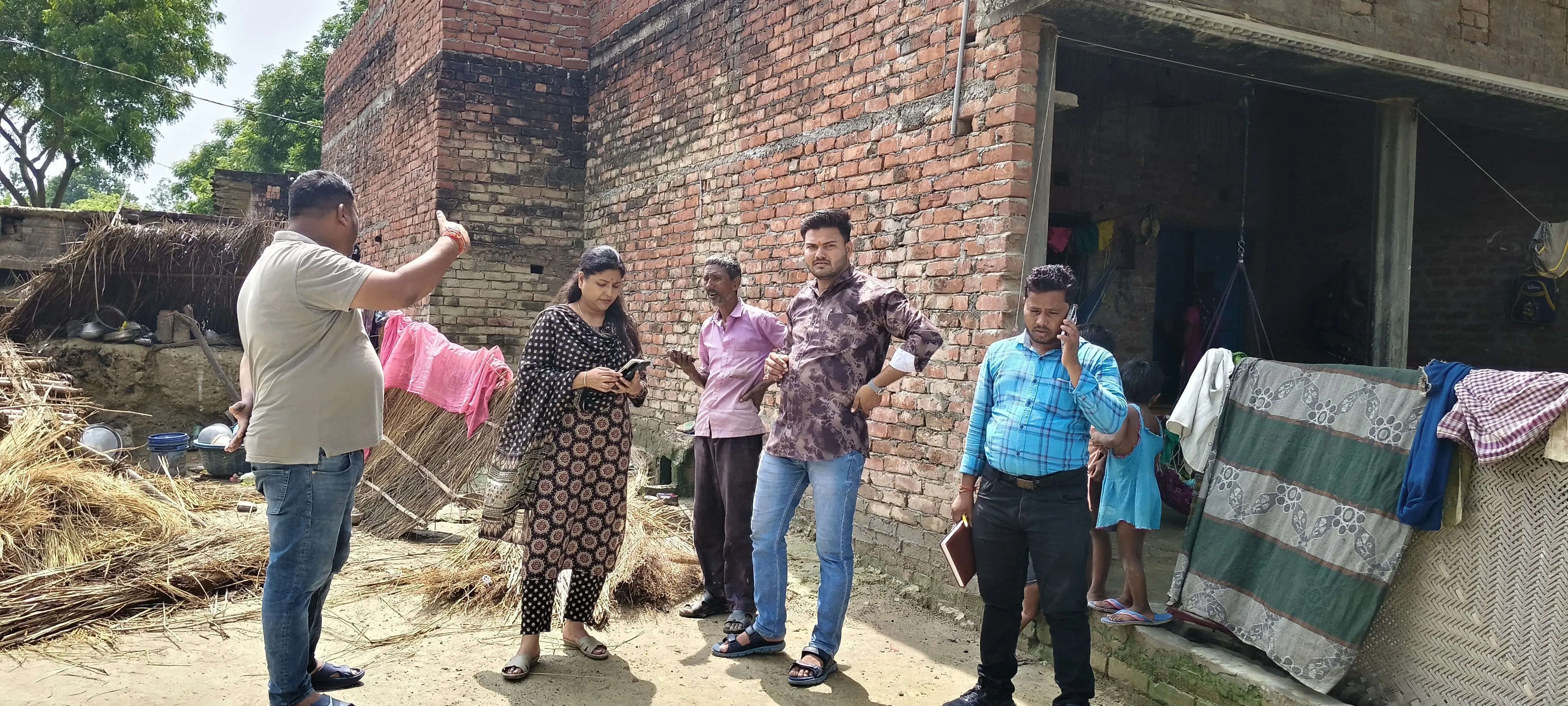 बारिश में मकान गिरने से परेशान परिवार, जाँच को पहुंचे अधिकारी