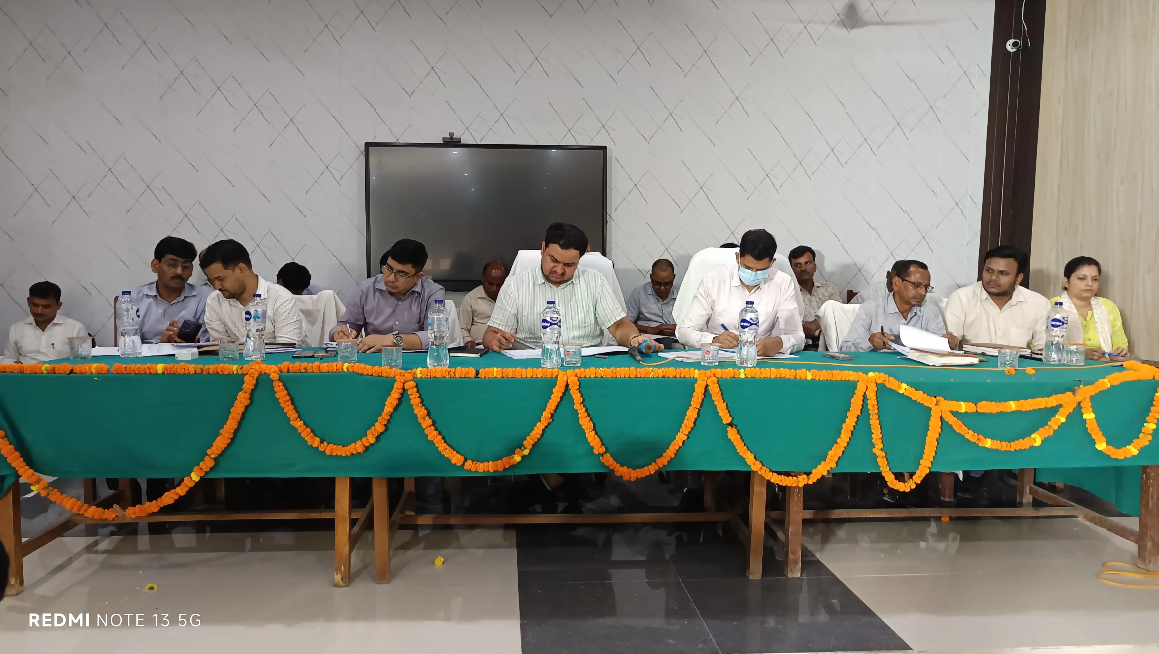 जिलाधिकारी ने विकास योजनाओं की प्रगति पर समीक्षा किया।
