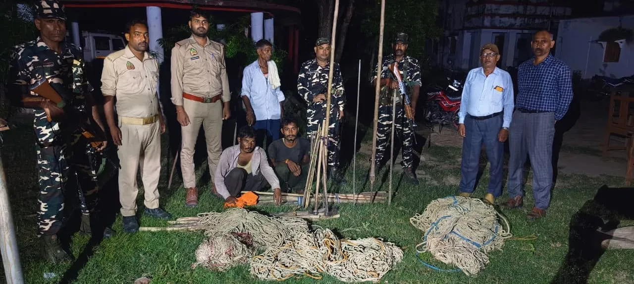 बलरामपुर में वन विभाग और SSB की बड़ी कार्रवाई, दो शिकारियों को धर दबोचा