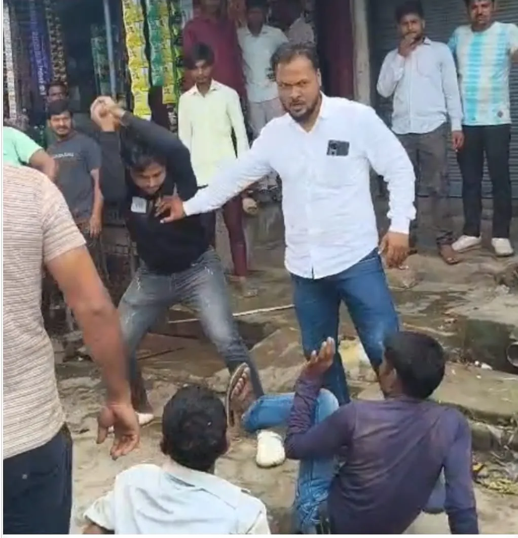 दबंग प्रधान की दबंगई बीच सड़क पर युवकों से की मारपीट 
