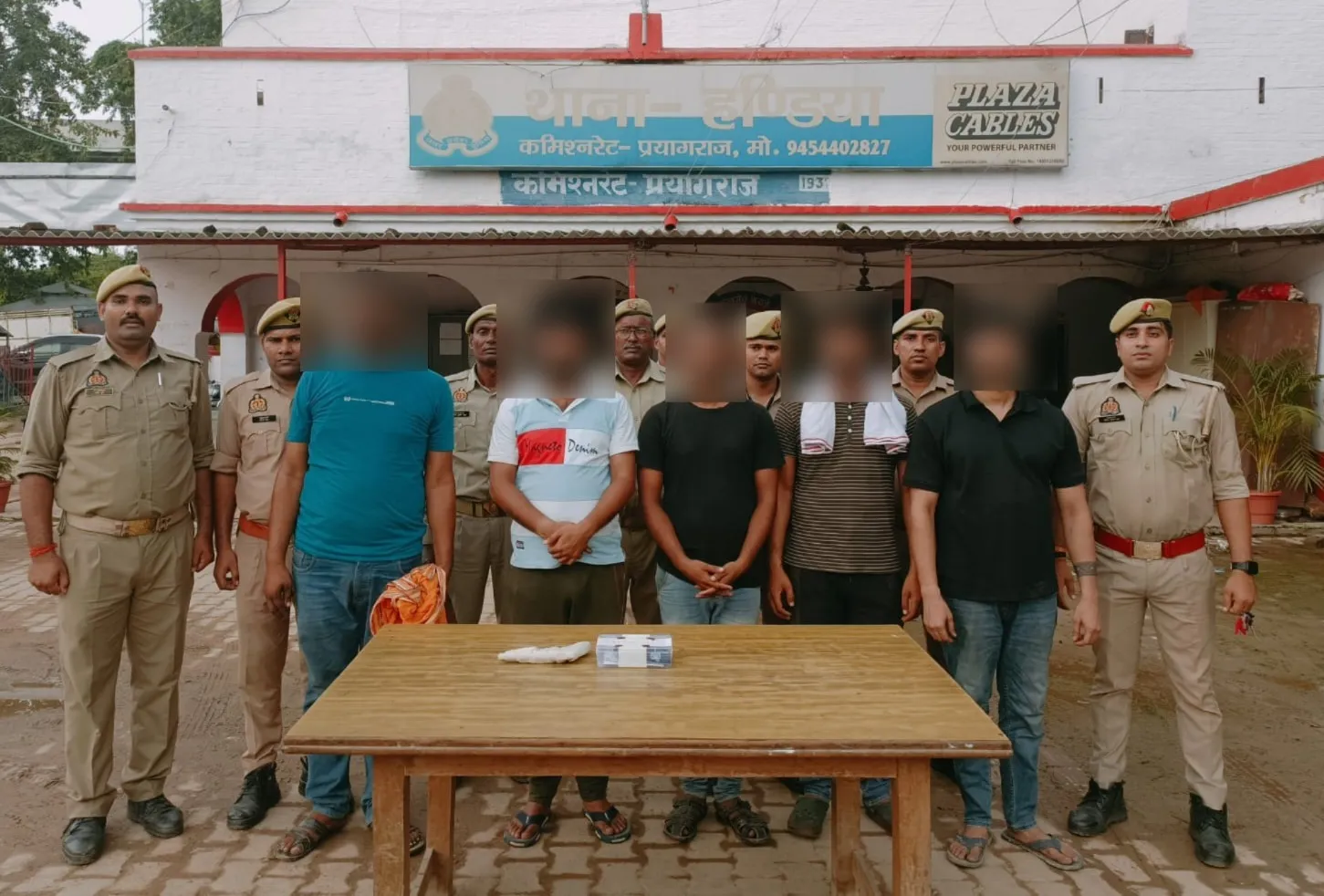 हण्डिया पुलिस टीम द्वारा 05 अभियुक्त गिरफ्तार, कब्जे से लूट का 01 मोबाइल फोन, 19,850/- रूपये,।