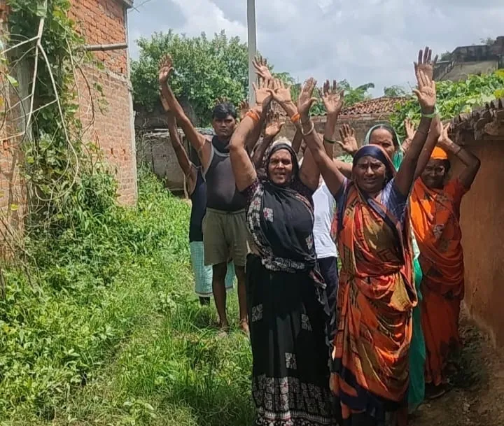 कोन में सफाई को लेकर ग्रामीणों का फूटा गुस्सा, किया जमकर प्रदर्शन