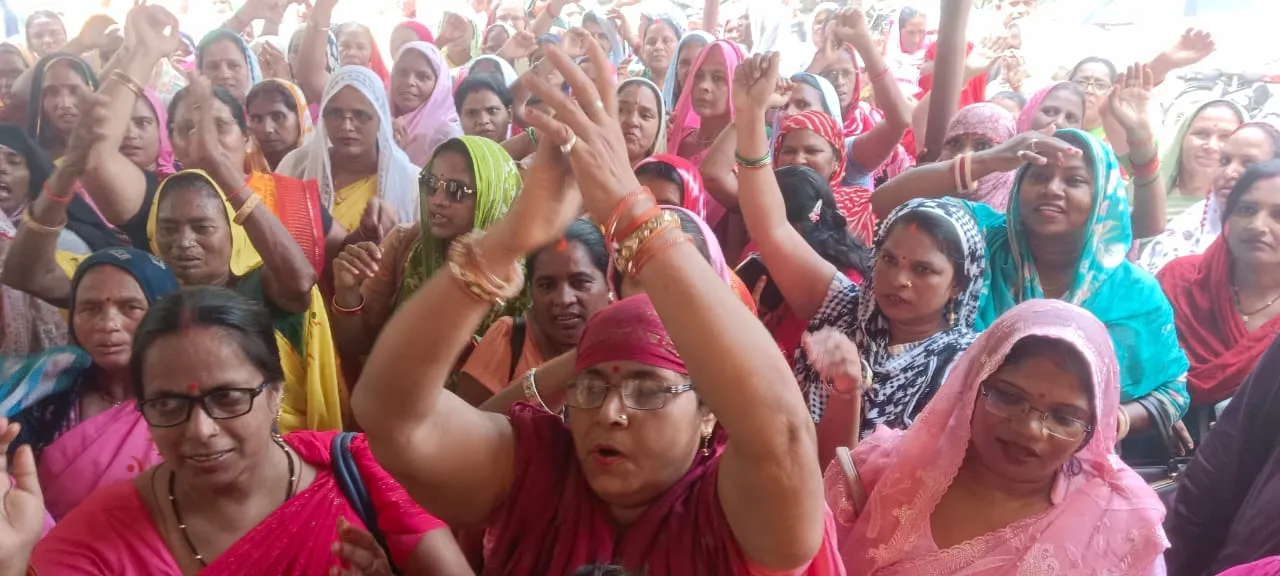 आंगनवाड़ी कार्यकत्रियों अपनी मांगों को लेकर डीएम कार्यालय पर किया  धरना प्रदर्शन । 
