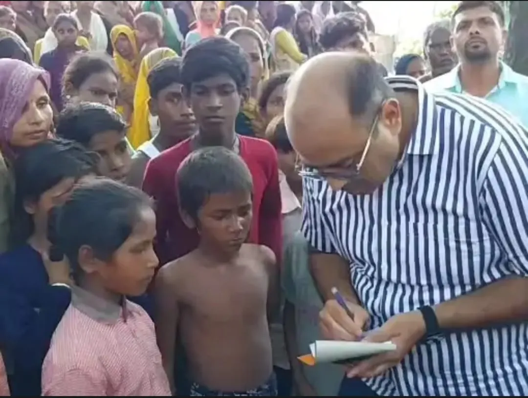 शिक्षक- बीएसए विवाद, प्रदर्शन के दौरान बच्चा बेहोश अस्पताल में भर्ती, एडी बेसिक ने दर्ज किए बयान 