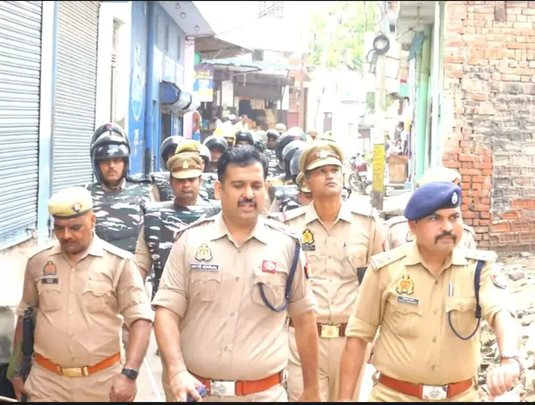 आई लव मोहम्मद पर पुलिस अलर्ट जुमा की नमाज़ के चलते ड्रोन से निगरानी, पैदल गश्त पर शांतिपूर्ण संपन्न हुई नमाज़  