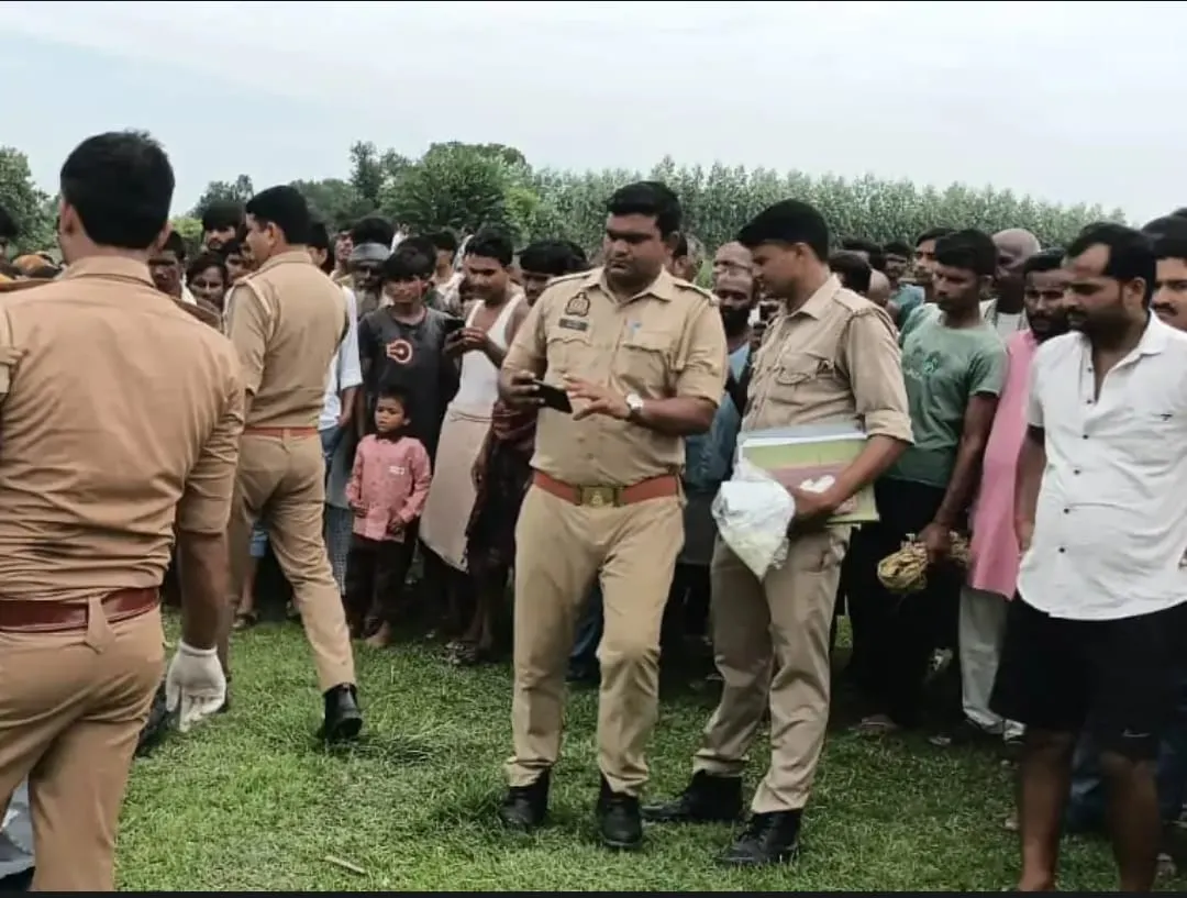 लापता युवक का खून से लथपथ मिला शव इलाके में फैली सनसनी गर्दन पर धारदार हथियार के निशान 