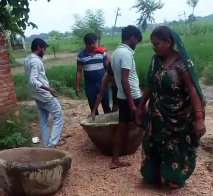 सार्वजनिक रास्ते पर अवैध कब्ज़ा, बीमार दंपति परेशान लापरवाही पर उठे सवाल