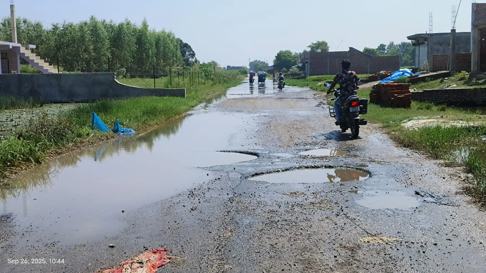 गड्डों में तब्दील सड़क, गिरकर चोटिल हो रहे लोग