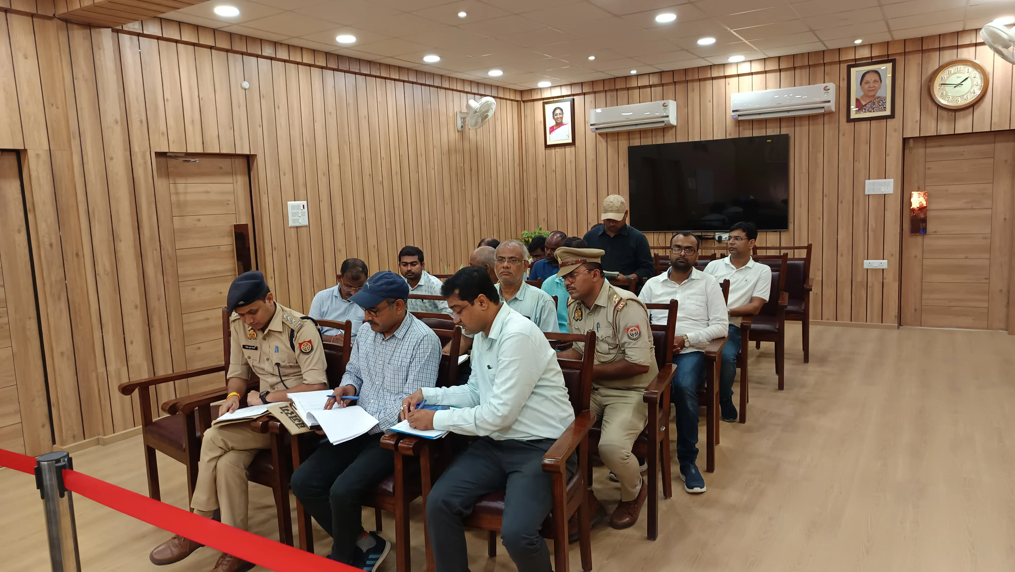 जिला सड़क सुरक्षा समिति की बैठक सम्पन्न, सड़कों में बने गड्ढे और फोरलेन पर अघोषित डिवाइडर कट बने है जानलेवा