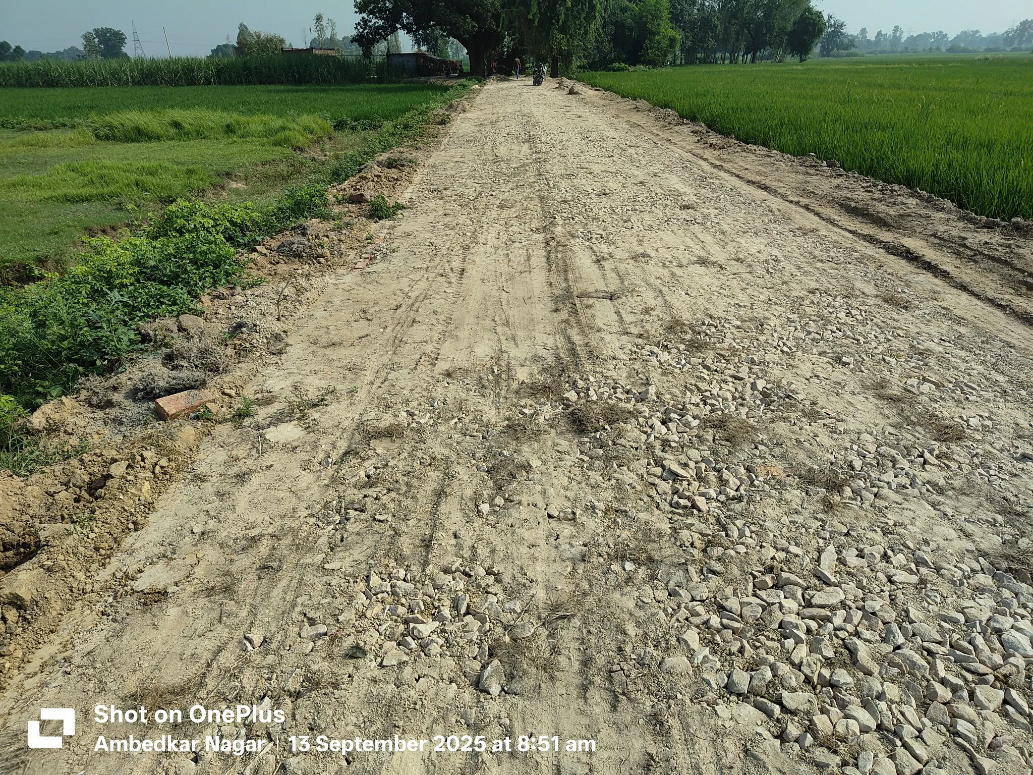 सड़क पर भक्सी के स्थान पर डाली गई मिट्टी और बिछाई गई ओवर साइज गिट्टी