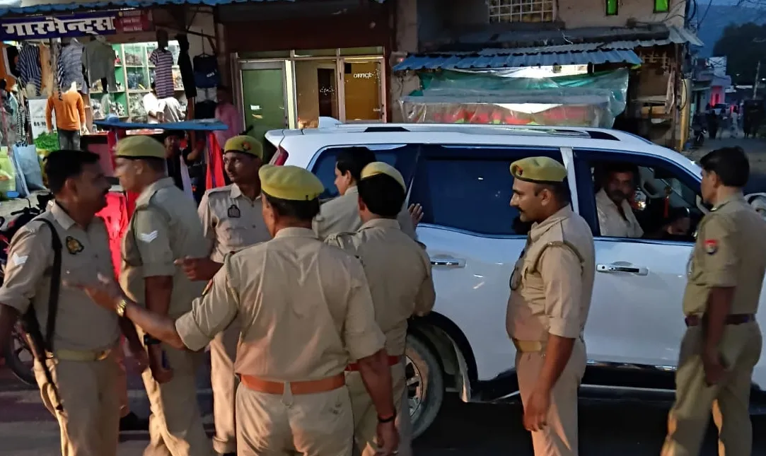 वाहन चेकिंग अभियान चलाकर काली फिल्म व हुटर लगे वाहनों पर पुलिस की कार्रवाई