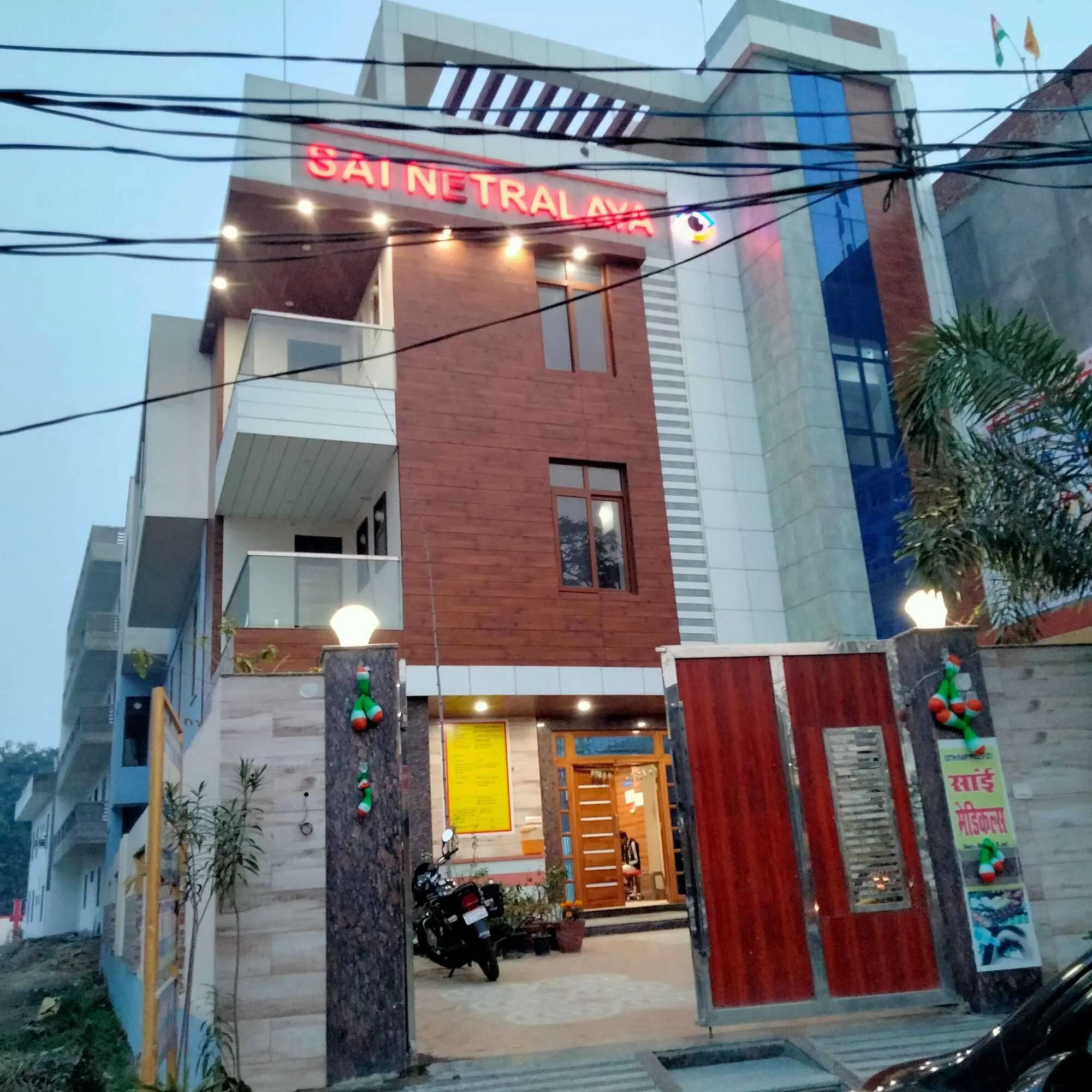 निःशुल्क आई कैम्प में बांटी गई एक्सपायर दवाएं डाक्टर ने कहा टीम की लापरवाही 