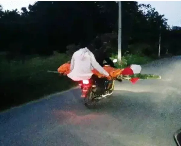 महिला का शव बाइक पर ले जाने का वीडियो वायरल, क्षेत्र में मचा हड़कंप