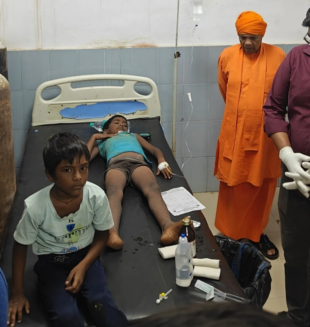सिद्धार्थनगर : मूर्ति विसर्जन के दौरान बिजली के तार से छू जाने से पिकअप में करंट उतरने से 9 बच्चे झुलसे
