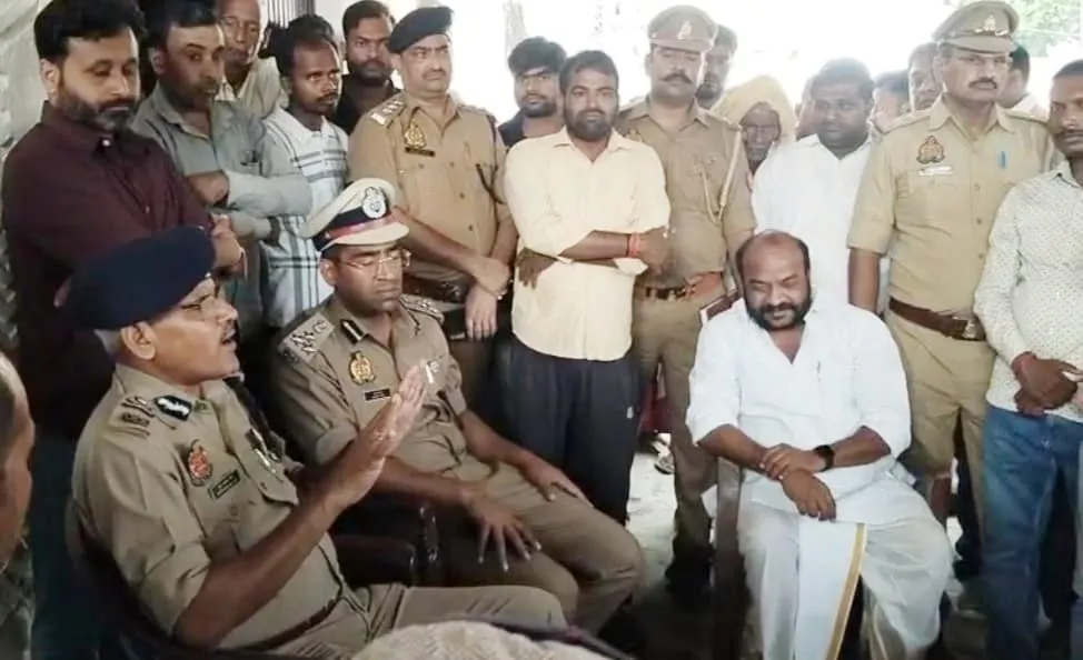 सिद्धार्थनगर में युवक को मारने पीटने के मामले में आरोपी पुलिस कर्मियों पर केस दर्ज