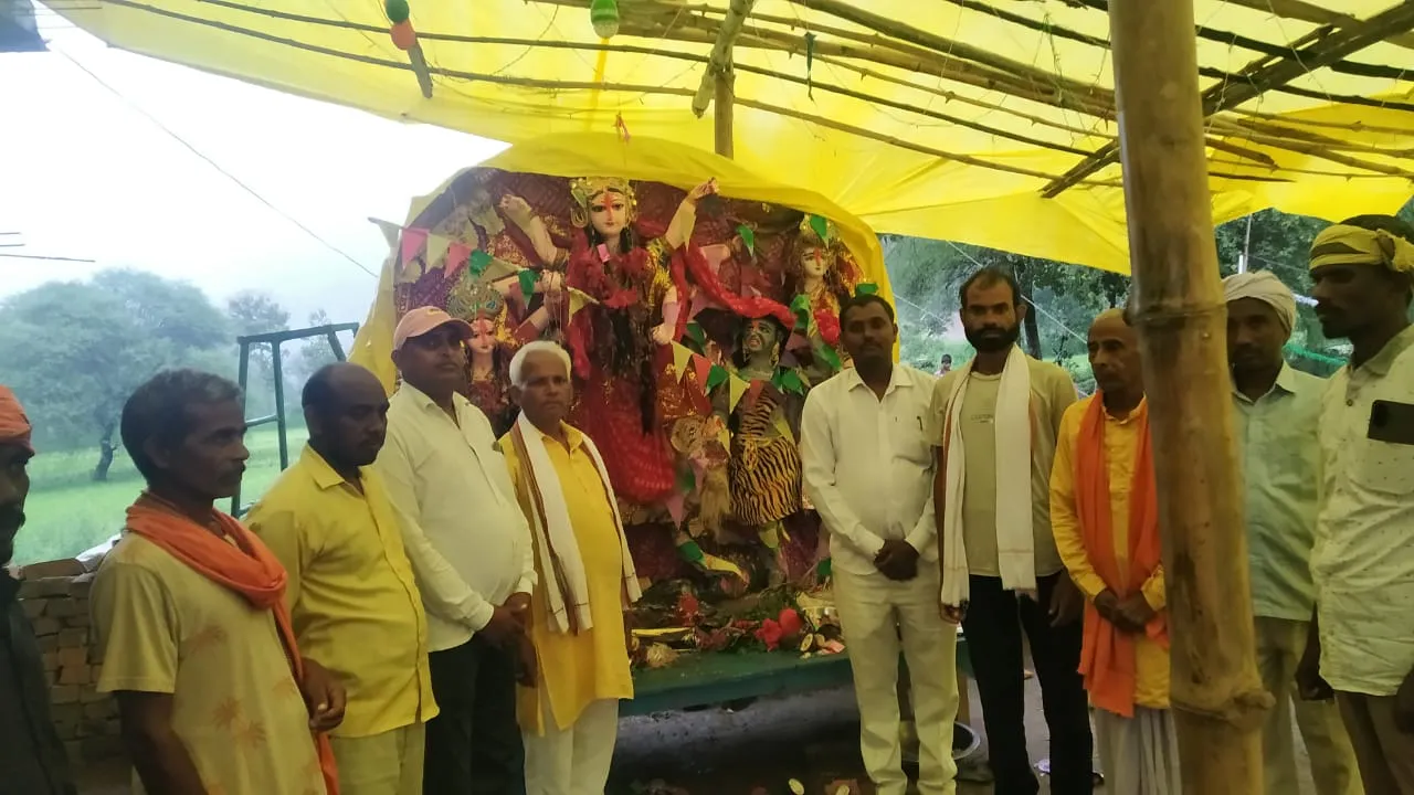 झारखंड सीमा से सटे कचनरवा में माँ दुर्गा की भव्य शोभायात्रा, श्रद्धालुओं की उमड़ी भीड़