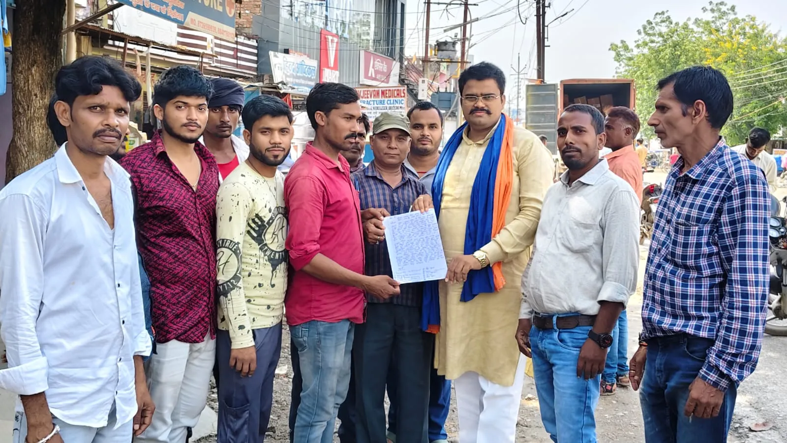 ओबरा में मजदूरों का छलका दर्द 6 महीने से बकाया मजदूरी के भुगतान को लेकर उप जिलाधिकारी को सौंपा ज्ञापन