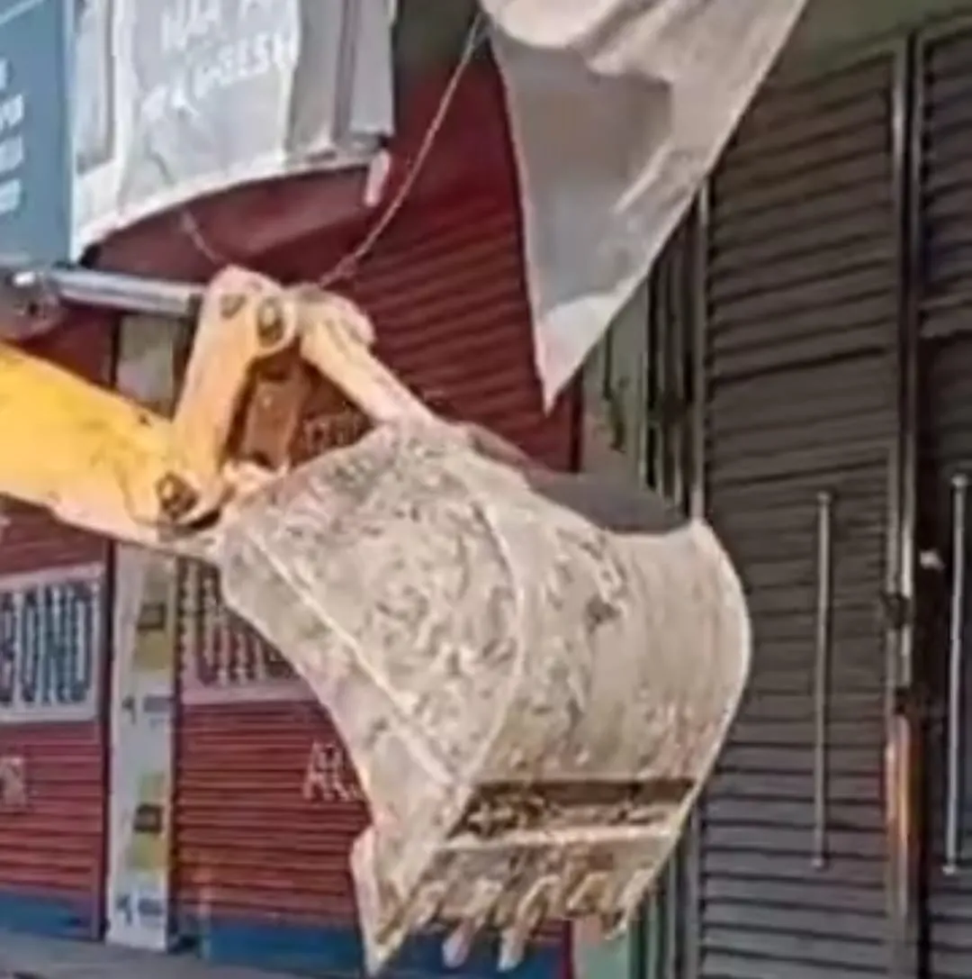एक बार फिर प्रशासन का गरजा बुलडोजर अवैध अतिक्रमण पर चला बुलडोजर, समय सीमा समाप्त होने पर सड़क चौड़ीकरण के लिए हुई कार्रवाई 