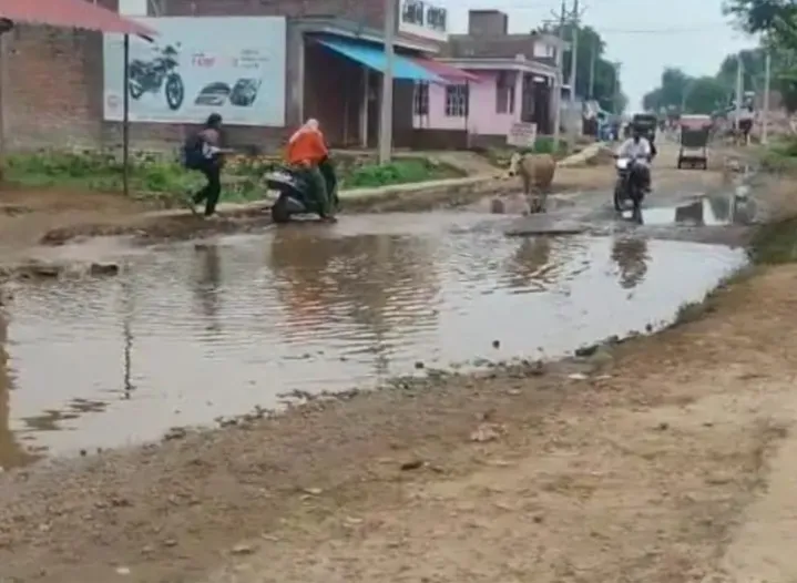 शंकरगढ़-कपारी मार्ग पर हुए गहरे गड्ढे दे रहे दुर्घटनाओं को आमंत्रण
