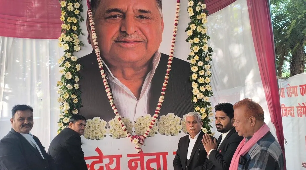लखनऊ जिला कार्यालय में हुआ श्रद्धांजलि आयोजन, बड़ी संख्या में समाजवादी नेता और पदाधिकारी रहे मौजूद