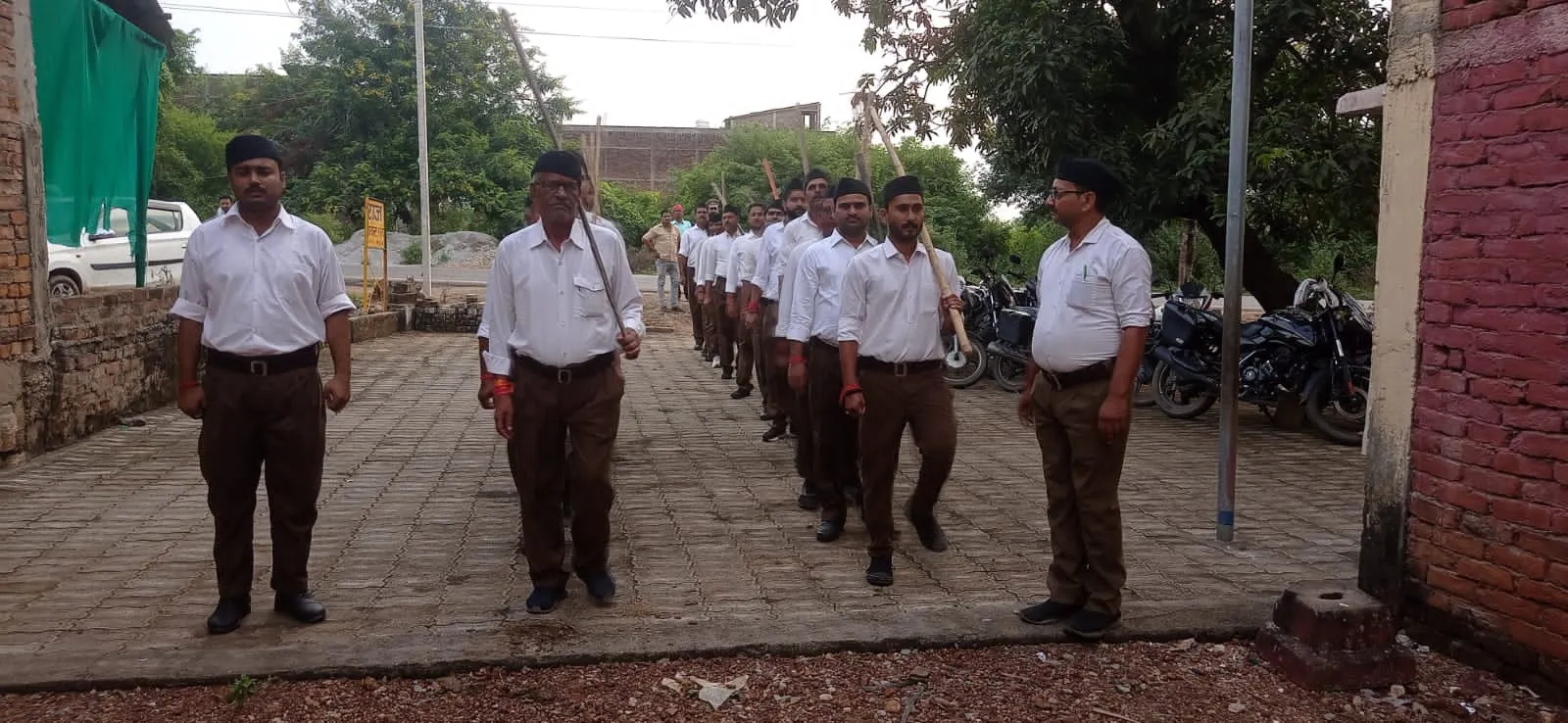 राष्ट्रीय स्वयंसेवक संघ का पूर्ण गणवेश में अनुशासित पथ संचलन शताब्दी वर्ष का गौरवमय आयोजन