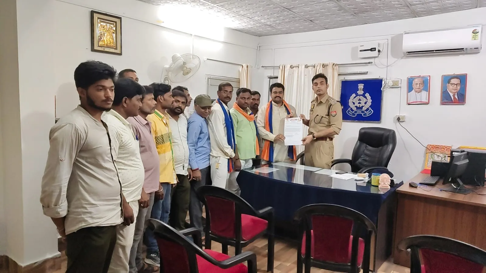 ओबरा में मजदूरों का 6 महीने से बकाया मजदूरी का मामला दीपावली से पहले भुगतान की मांग को लेकर उप पुलिस अधीक्षक को  सौंपा ज्ञापन