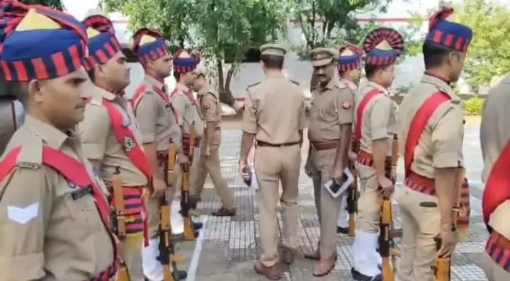 पुलिस अधीक्षक सोनभद्र अभिषेक वर्मा द्वारा रिजर्व पुलिस लाइन चुर्क में ली गई परेड की सलामी, दिये आवश्यक दिशा निर्देश